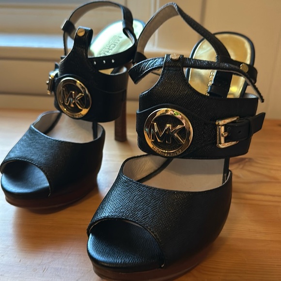 Black and Gold Michael Kors opened toes heels. Size 6.5 - Picture 1 of 6